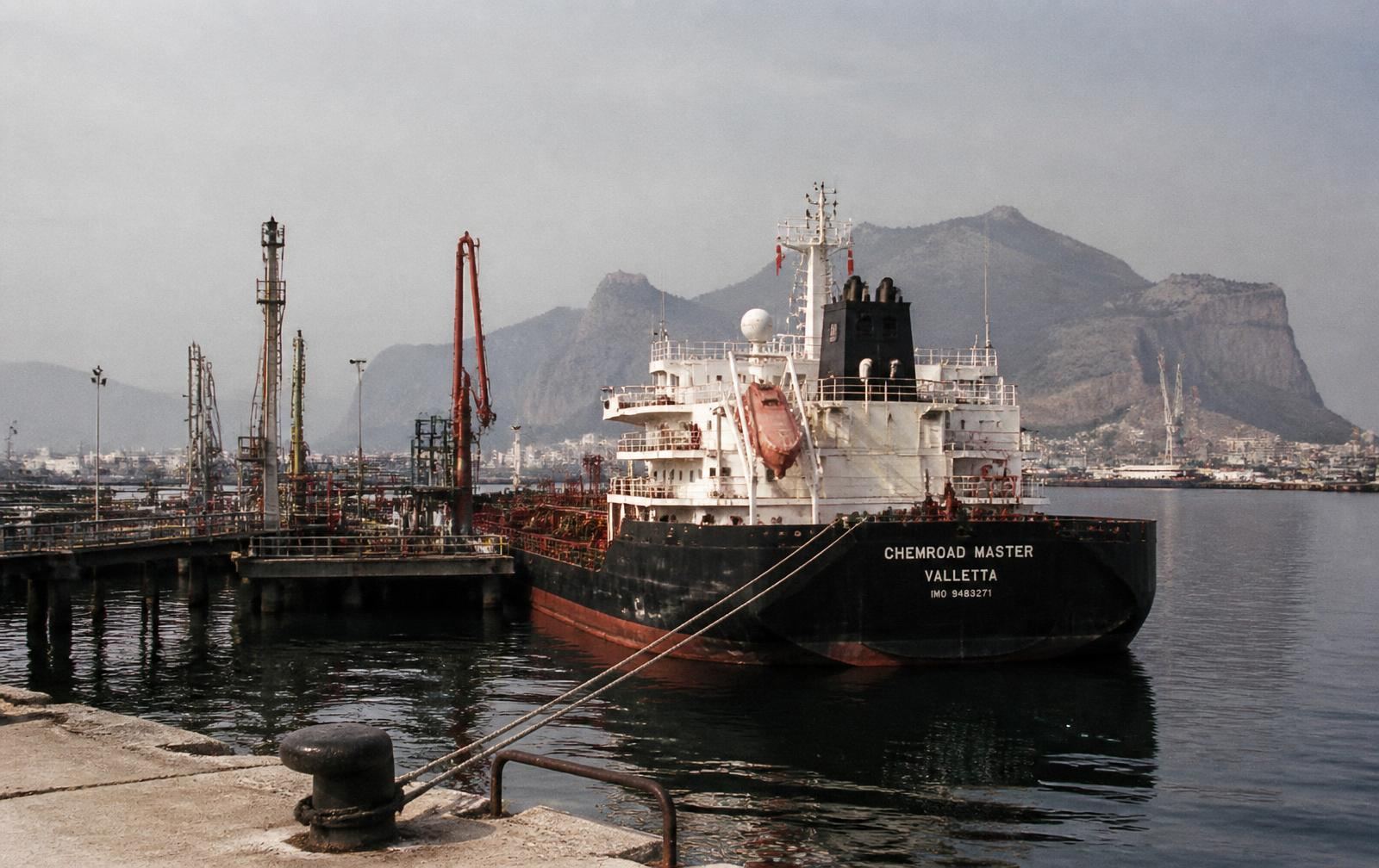 Porto e Terminal — Otto chilometri dalla colonna al mare