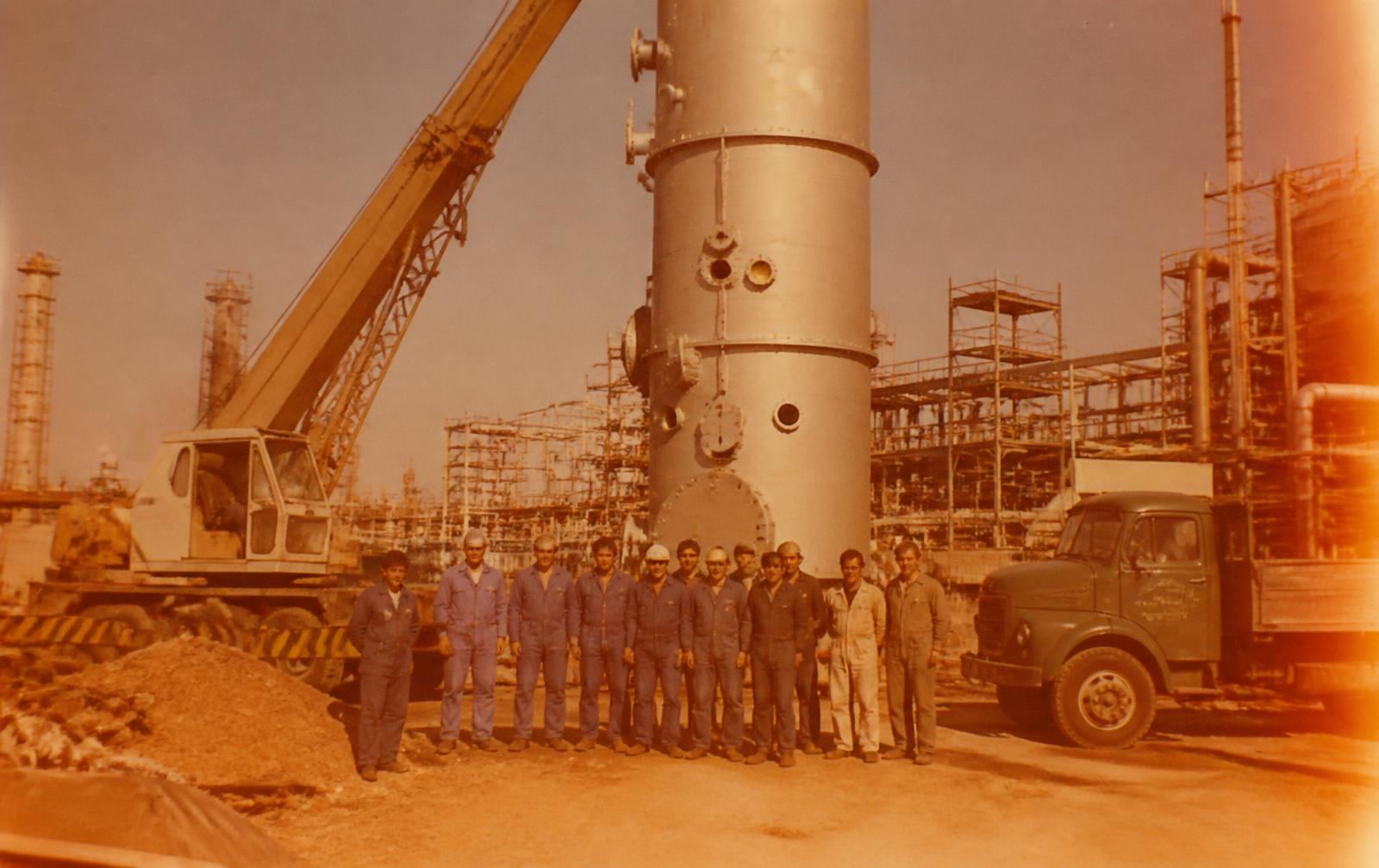 Maestranze davanti alla prima colonna di rettifica industriale nel 1979